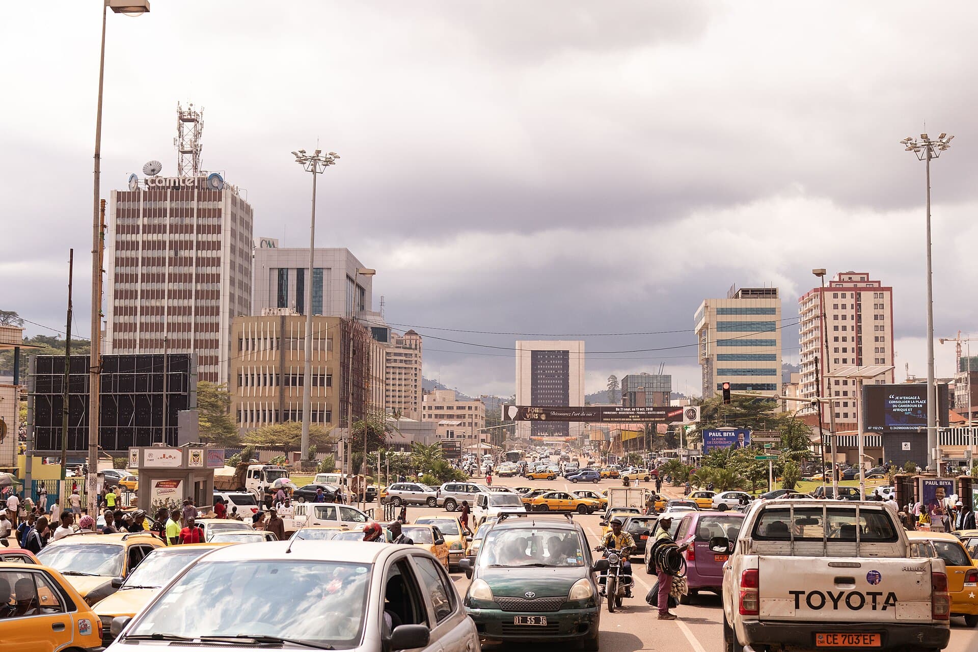 Avenue du centre-ville de Yaoundé, taxis jaunes et immeubles du quartier administratif